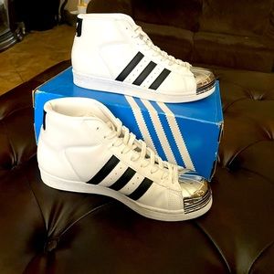 Adidas women sneaker new